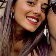 Studentessa universitaria impartisce lezioni in tutte le scienze umanistiche per studenti di scuola primaria e secondaria